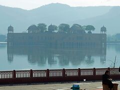 湖上には「ジャル マハル（Jal Mahal）」がきれいに見えました。バスのドライバーさんが少しゆっくりと走ってくれます。宮殿はもともと1699年頃に建設されました。建物とその周りの湖は18世紀初頭にアンベールのマハラジャ、ジャイ・シン2世によって改装されて拡大されました。