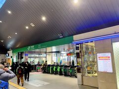 11:10 甲府駅
甲府駅到着。
ここからあずさに乗って東京戻ります。
12/31でも上り線はそこまで混んでいませんでした。