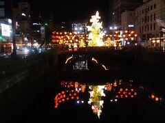 美味しかった夕食の余韻に浸りながら、ランタンフェスティバルに繰り出します。