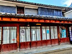 旧呉服店「さのぎ」は隣接する野崎家により営まれた呉服商で、屋号として「さのぎ」が使われた。1856年（安政3年)に創業した呉服店で脇町の中では最も古い呉服商の一つ。一代で財を成し、高級な呉服店として明治時代には京都の丸紅伊藤本店の特約店にもなったお店だ。入口は窓ガラスになっているが当時の趣きのまま残された建物だ。