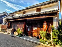 元々瀬戸物屋で江戸時代後期に作られたされる建物は時代屋として阿波踊り竹人形が販売されている。昔々の江戸時代には竹細工で武者人形を作っていたのだそうだが、現在は竹細工は阿波踊りの竹人形が作られて販売されている。1993年創業のお店だ