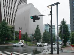 損害保険ジャパン本社ビル42階にあった東郷青児記念 損保ジャパン日本興亜美術館が、同敷地内に特徴的な６階建てのビルを建設し移転、新たに「ＳＯＭＰＯ美術館」として開館を迎えました。5月28日にオープン予定でしたが、新型コロナの影響でオープンが７月10日となりました。