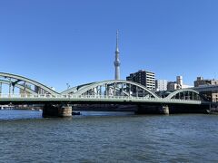 蔵前橋から上流方面へ。
この橋は厩橋。
明治時代からあった橋ですが、現在の橋は関東大震災の復興事業で1929年に架けられたものです。