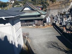 鎌倉につきました。まず来たのが妙典寺。

腰越にある静かな境内のお寺です。