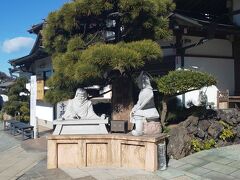 つづいて満福寺。義経が腰越状を書いたことで知られるお寺。腰越状を書いている像もあります。