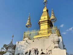 ようやく頂上～　汗でろでろ～

仏塔を見てミャンマーを思い出す。