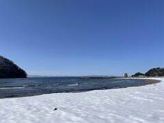 サンセットビーチあさむしを歩きます。
雪の海を人生で初めて見ました！この週唯一の晴れの日だったので、青い空、藍色の海、白い雪がとてもとても美しかったです。
海の水を触ってみましたが、雪より温かい！とびっくりしました。（当たり前かもしれませんが）