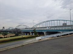 多摩川大橋まで歩きます。