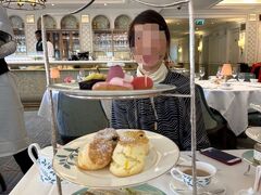 　ド定番！

フォートナム&メイソンでのアフタヌーンティー！

家族旅行でイタリア周遊後にロンドンに着いた近所のママ友。
「ロンドンでティーしようよ ♪」のお誘いに背中を押されて、このひとりロンドン旅の波に乗った私。
ありがとう！ママ友！

アフタヌーンティー予約の段取りもサクサクこなすママ友！

ここロンドンで、久しぶり&日本語！のママ友おしゃべりがはずみましたよ！

そして私が収まる写真がなんか貴重。
