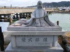 城南宮の後は宇治市へ。宇治川の周囲には源氏物語の舞台とされる場所にポケットパークが整備されている。写真は宇治橋ほとりの紫式部の像