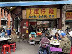 永楽市場の隣にある「永楽担仔麺」で朝食です。
