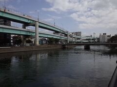 現在の御笠川
右が原始福岡市域、高速環状線が写り込む左側が郡部(現在は博多区千代に編入)。