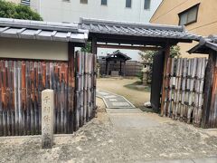 千利休屋敷跡
さかい利晶の杜の隣にあります
こちらにもボランティアの方が。。。
利休さんはこちらと京都・大阪城にもお屋敷をお持ちだったとか

