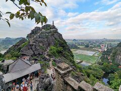 ムア洞窟・ハンムア

15時30分
ニンビンの景勝地、ハンムアに到着です。
下から約500段の石段を登った頂上から、チャンアンの絶景が広がる地です。

英語ガイドさんからは絶対１時間で戻ってくるように！
と念を押されます。

「日本語ガイドは同行しません」と最初の申し込みの案内がありましたが、
なぜか付いてきました。

彼は終始大人しく、やる気が無いわけでも知識が無いわけでもない。
聞けば歴史などもきちんと答えてくれるのですが、こっちから質問しないと全然説明してくれません。
その点が残念です。