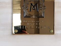 エントランスの看板が反射しています

セレブレーションホテルとはかなり違う佇まいです