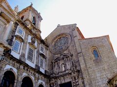 ボルサ宮の隣にあるIgreja de São Francisco(モヌメント・デ・サン・フランシスコ教会)[https://ordemsaofranciscoporto.pt/]へも寄ります。
こちらも内装が見どころではありますが、ボルサ宮の豪華さは手の込んだ豪華さなのに対して、こちらの教会は金をふんだんに使った豪華な仕上げ。
豪華さの中身が対照的な建物が並んで建っているというのは面白いです。