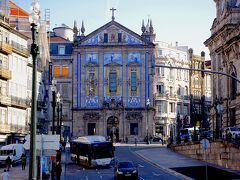 駅前の通りから見通した奥に、これまた綺麗なタイル絵の建物が見えました。
Igreja de Santo António dos Congregados[https://www.igrejacongregados.com/]です。
街並みのちょっとした建物がとても美しいです。