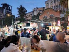 お次は方家、ミシュラン･ビブグルマン店。
17:30開店となっていますが、その時刻にはもうこのような状態でした。
外帯は店の前、内用は店の裏に並びます。
持込と飲酒は禁止。
テーブル席は回りを行列が取り囲み落ち着いて食べられなさそう。