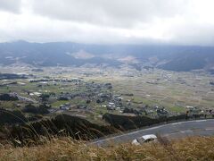 草千里ケ浜に向かう途中に立ち寄った、南阿蘇パノラマライン展望所から景色。
天気が良ければ絶景なんだろうなぁ。
まー雨が止んだからヨシとしよう。