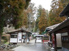 高千穂神社から走ること、約50分。
南阿蘇村にある白川水源に到着。
駐車場は参道手前に無料に止められることが出来ましたが、中に入るには画像左手の入口にて環境保全協力金として100円を納めます。