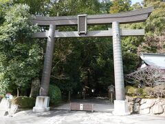 このあと本当は真名井の滝から車で15分のところにある天岩戸神社に行きたかったんだけど、子供たちが神社巡り飽きたというので、阿蘇へ向かう途中にある高千穂神社へ行きました。