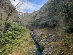 ホテルを出発して道の駅で休みながら1時間半かかって、高千穂町に到着。
道の駅高千穂の近い、第3大橋駐車場に車を止めて、高千穂峡遊歩道を歩きます。
画像に写っている橋は手前が高千穂大橋。奥が国道218号線が走る神都高千穂大橋。