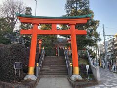 せっかくだから、穴八幡宮に行った。
一陽来復のお守りで知られる。
今年の一陽来復のお守りは、須賀神社で授かったの。