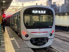 帰りに、高田馬場から西武新宿線に乗ったら、ラッピング電車「DORAEMON－GO！」だった。車内は人が多くて撮れなかったけど、車両外観はもちろん、内装もさまざまな場所にドラえもんの装飾がある。