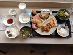 爽やかな朝。
7時49分に阿南駅を出発する特急「むろと２号」になるので、少し早めの朝食をいただく。