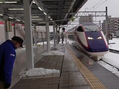 　JR山形駅には14:17着、そこから14:44発つばさ137号新庄行きに乗車、大石田駅を目指します。

　写真左に写っているのは駅員さん。入線してくるつばさ号に頭を下げて一礼されていました。

※こういう日本のいいところ、ずっと残って欲しいですね