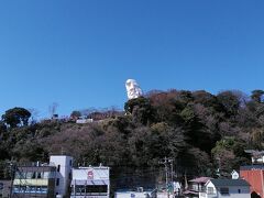 大船駅を降りると小高い丘の上に大船観音が見えます