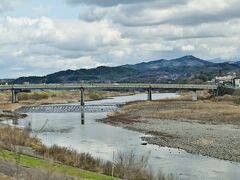 新町通りのそばには吉野川が流れる。一帯は吉野川の水運と紀州街道の宿場町として発展した