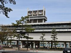 寺院の伽藍配置をデザインに取り入れたという奈良県庁。屋上からの風景は「展望資産」に認定されている