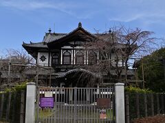 仏教美術資料研究センター。この建物は何だろう、と思うような意匠だ。旧奈良県物産陳列所だという