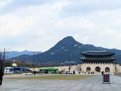 バスに乗って光化門広場へ。
景福宮を観光します。

北岳山を背景に異国情緒たっぷりの景福宮。
ソウルはビルも多いけど、この辺りは広大な風景が広がります。
この方角の先には北緯三八度線。
北朝鮮はそう遠くない所にあります。