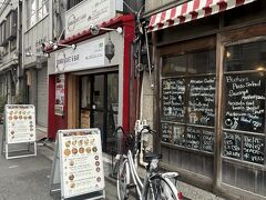 インド料理『ボンベイカフェ＆バー』もおいしそうだったけど、手前のお店もおしゃれ。