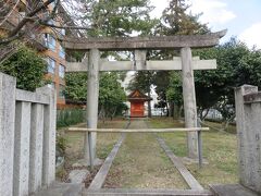西大寺に移動中石落神社に遭遇　小さな社ですが歴史は古そう