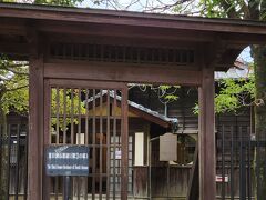 北側の出口から出てぐるっと回りこむように歩くと（水前寺公園の東隣り）夏目漱石の住んだ家があります