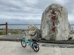 とりあえず海岸まで来てみましたが、天気も今ひとつですし、素晴らしい眺めというわけでもないのですぐに退散します。
さて、写真に写っているレンタルの電動アシスト自転車は曲者でした。アシストは効くのですが出力が唐突で急加速したかと思うと、すぐにアシストが切れてしまうので巡航がしづらいのです。
更に10分ほど走っていると段々アシスト自体効かなくなるので、時々メインスイッチをオンオフしてリセットします（レンタサイクルのスタッフさんが教えてくれました。）。世界に冠たる自転車大国の台湾らしくないですね。