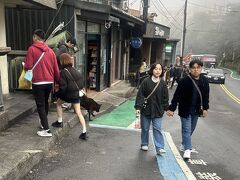 到着
評判通り霧のかかっているような天気

降りたところに公衆トイレがありますがあまり綺麗ではないです