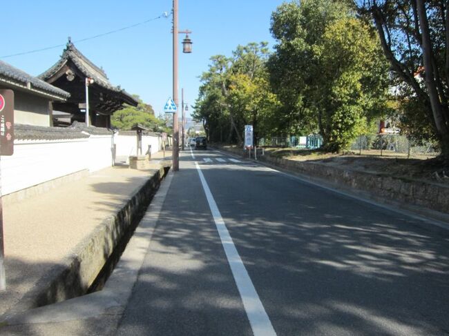 お寺の前の古い家並みを通りすぎていきます。やがて郊外の住宅地に変わっていきます。