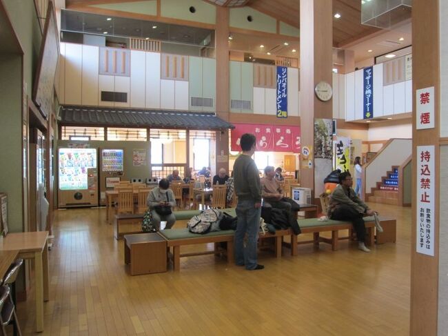 靴ロッカーから建物の中に入ったところです。ロビーは広い吹き抜けになっています。