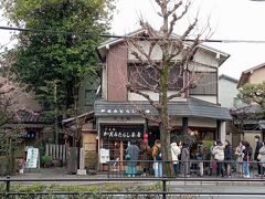 バスに乗って今度は下鴨神社まで来ました、みたらし団子発祥の加茂みたらし茶屋で食べようと思っていたら、なんやのこの行列？
諦めました、三連休なめたらアカンかった。
るるぶとかにも載ってる有名店だもんね。