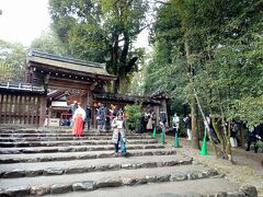 上賀茂神社の摂社、新宮神社。
貴船神社と同じ高龗神(たかおかのかみ)がいわゆる龍神様が祀ってある。
上賀茂神社に来るたび、いつも閉まってました。
第2、4日曜しか開いてなかったのに、辰年の今年は土日、祝日開いているそうです。
すぐそばには伊勢神宮遥拝所もあります。