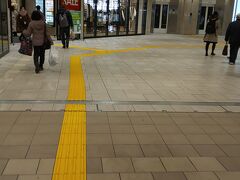 駅のコンコース。グランエミオという商業施設があります。所沢の駅ビルです。冬のセールもやっていました。