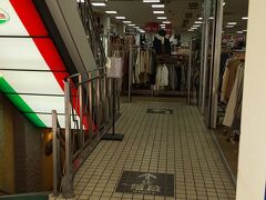 商店街にはサンプラザという商業施設もあります。