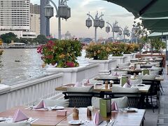 人の居ない早朝のダイニングです。