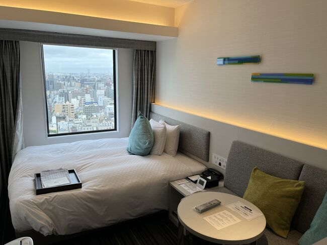 高層階アサインでした。<br />キングサイズのベッドが快適そう。