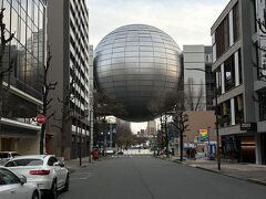 前回、名古屋に来た時に見た球を裏側から見る