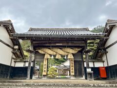 最初に左手に見えるのは、出雲教 北島国造館。。

こちらは時間が無いので、次回の課題とします(;^ω^)
どんなところなのか？？出雲のガイドからお借りして・・
ここの出雲國造北島家は、大国主大神（出雲大社ご祭神）に奉仕をなさった天穂日命の子孫なのですって！！出雲教を代々引き継がれていて由緒正しい系譜のようです。。
う～ん。。こちらの歴史解釈がちょっと難しすぎて(；ﾟДﾟ)
現在では、結婚式等々をこちらで挙げられているようですね。。
是非、こちらへ立ち寄られて下さい。。